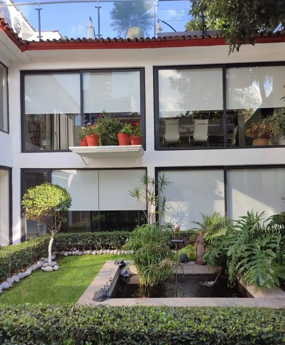Ventanas de aluminio negro en fachada residencial