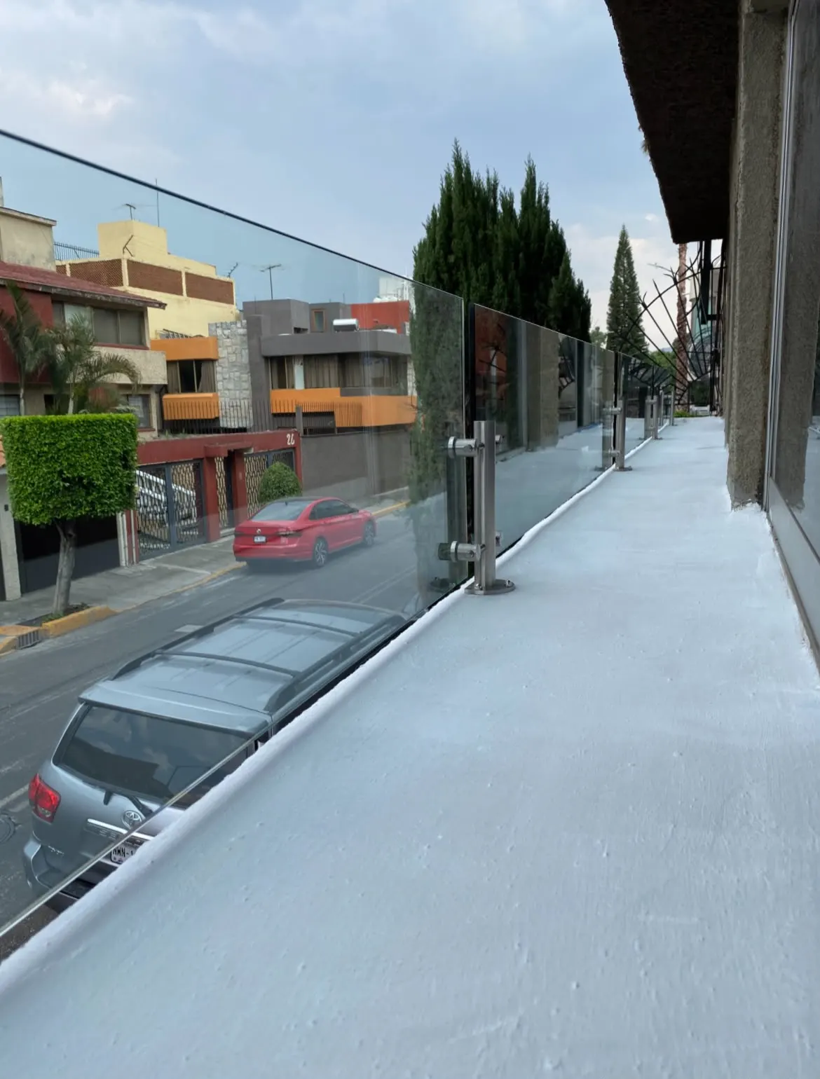 Barandal de cristal en balcón exterior