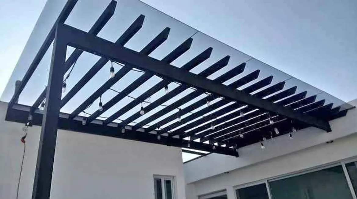 Pérgola de aluminio negro con cubierta de cristal