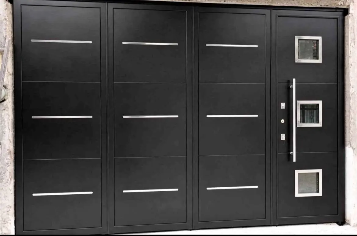 Portón de aluminio negro con jaladera de acero