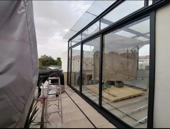 Cerramiento de terraza con cancelería de aluminio y cristal