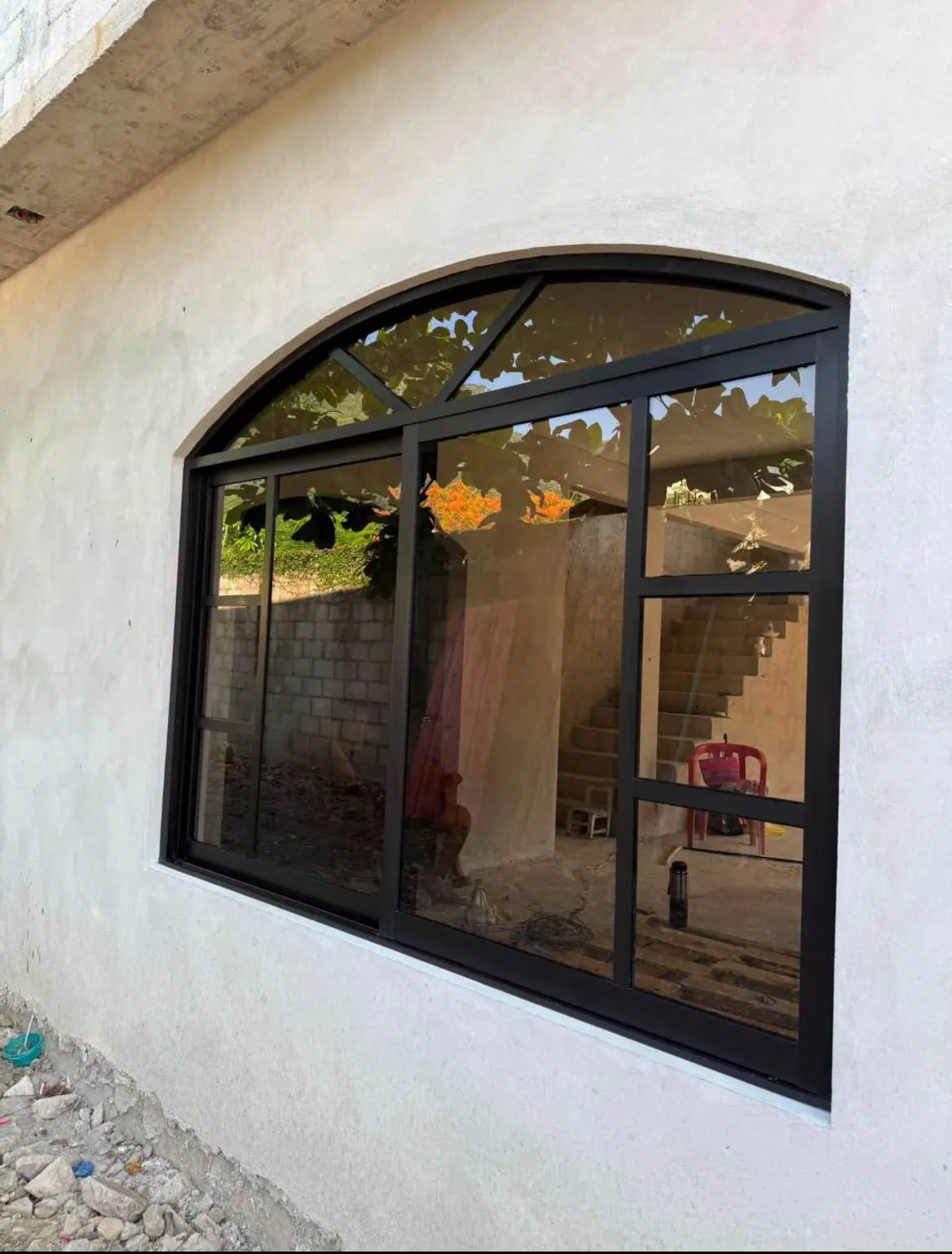 Ventana de aluminio negro con arco superior