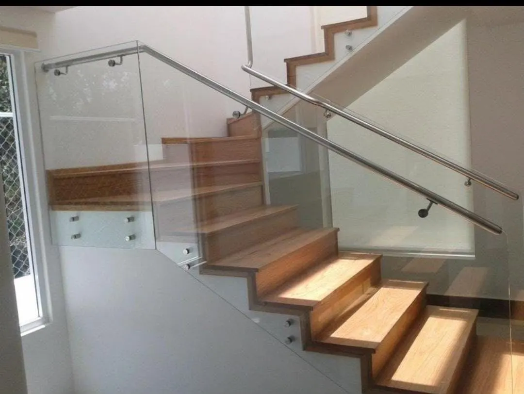 Escalera con barandal de cristal templado y pasamanos de acero inoxidable